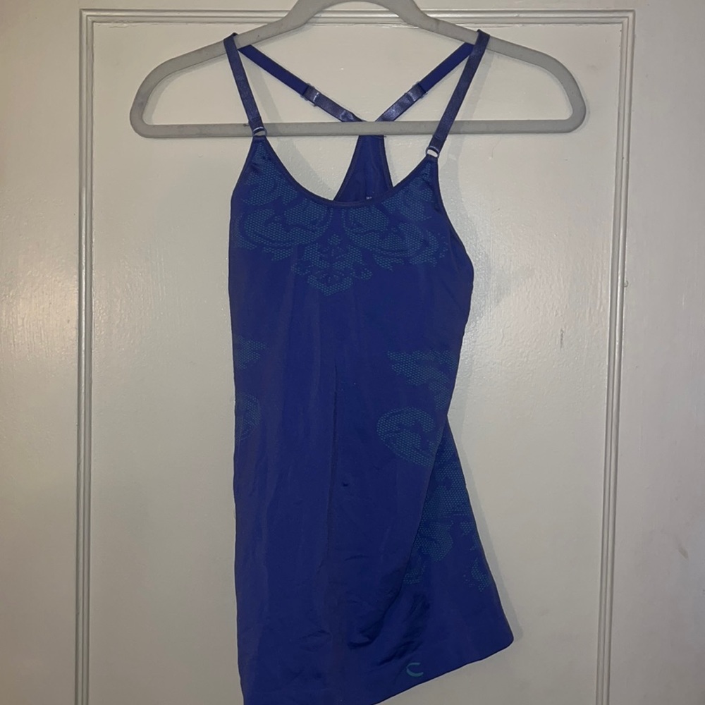 Blue patterned workout athletic top 💙